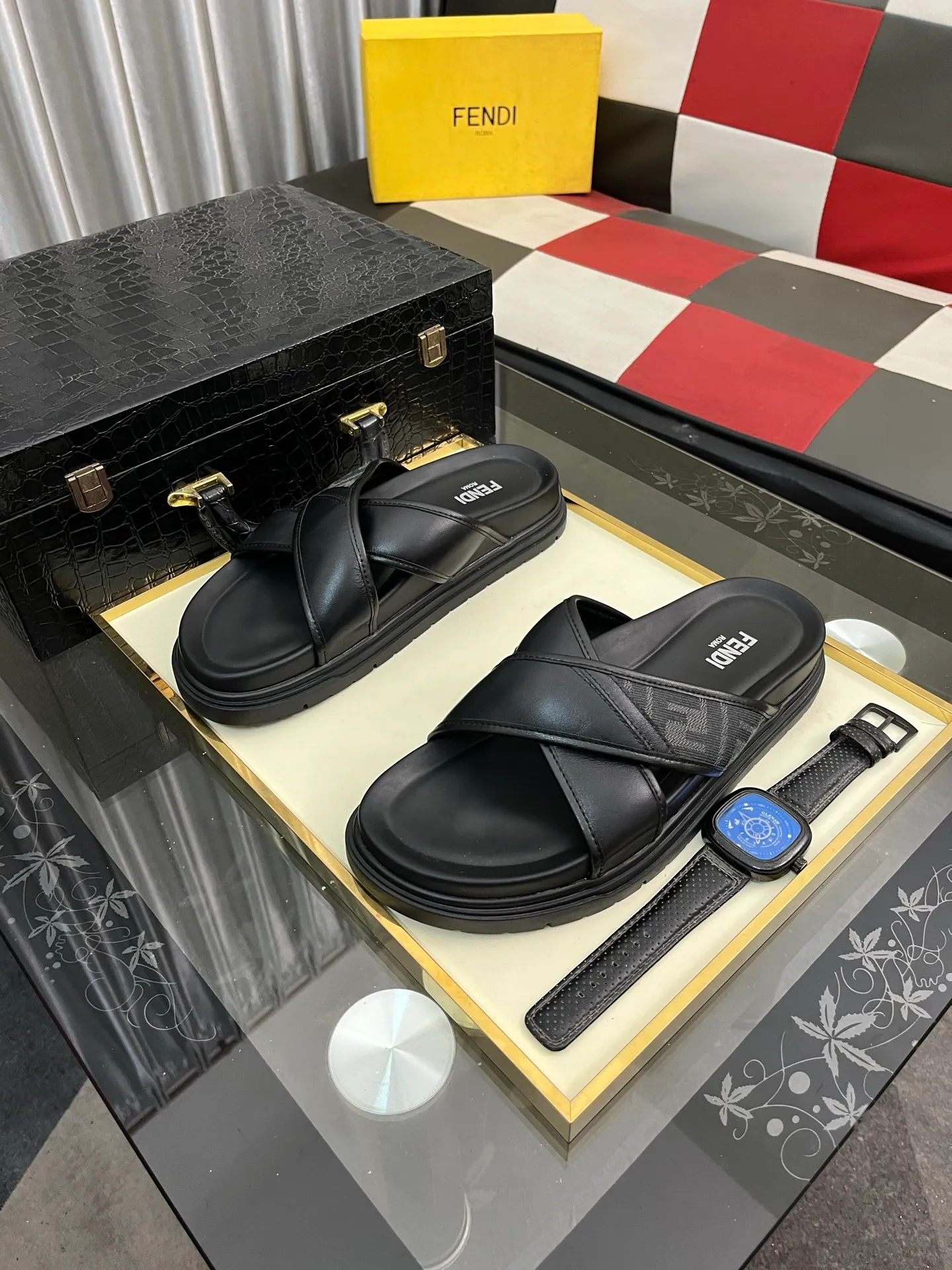 Men's men's shoes💰320⌚️⌚️FENDI Fendi slippers and sandals are shipped💄How can this summer be without the blessing of little monsters💄Original imported special hardware decorative pattern➕Original private model outsole! Details determine success or failure, good quality is not afraid of magnifying details! It feels super comfortable on your feet! This summer you need a pair of trendy, cool and comfortable sandals👣 Standard size: 38-443️⃣Colors available